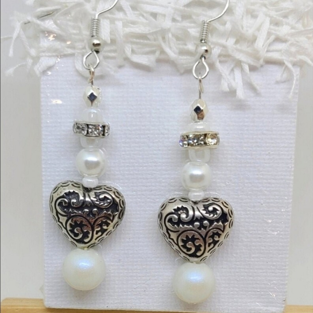 🆕️ White Pearl & Hearts Earrings a1